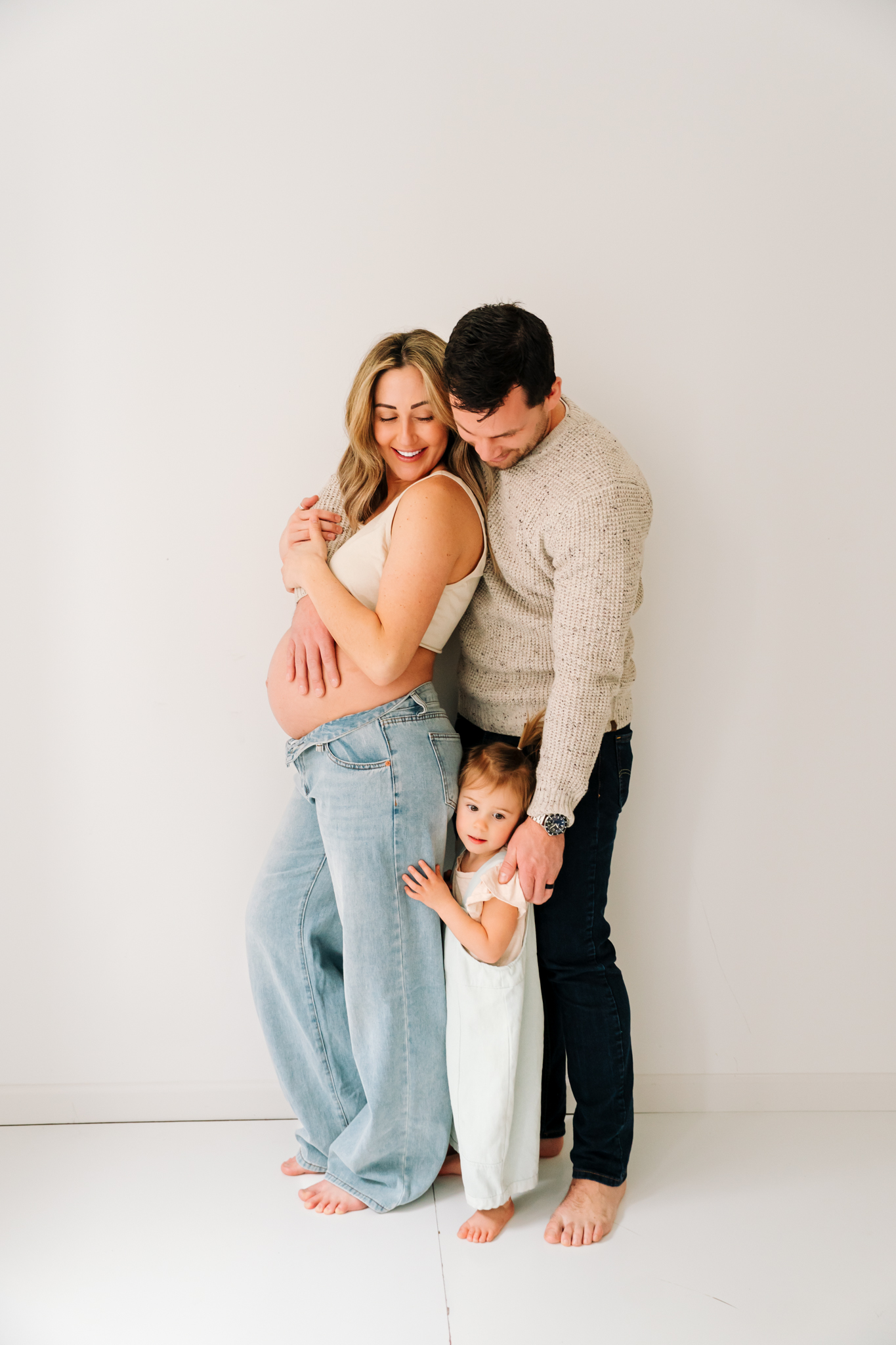 What to wear for family photos. Dreamy in studio maternity session in downtown toledo